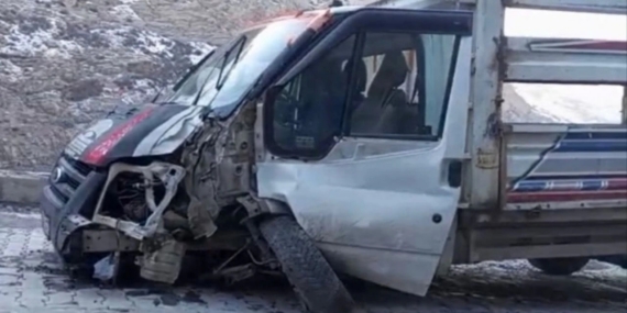 Kontrolden çıkan kamyonet direğe çarptı: 1 yaralı