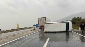 Kontrolden çıkan minibüs devrildi; 1 yaralı