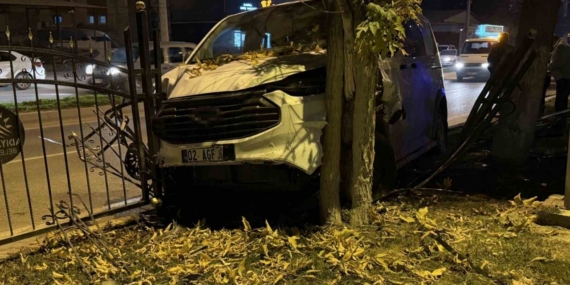 Kontrolden çıkan minibüs, refüjdeki ağaca çarparak durabildi