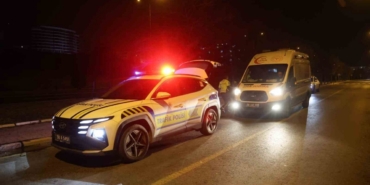 Kontrolden çıkan otomobil ağaca çarptı: 2 yaralı