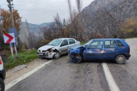 Kontrolden çıkan otomobil karşı yönden gelen otomobile çarptı, 1 yaralı