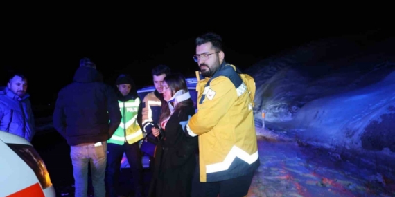 Kontrolden çıkan otomobil kayaya çarparak durabildi