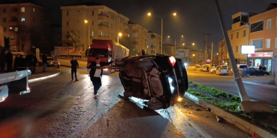 Kontrolden çıkan otomobil önce takla attı sonra direğe çaptı: 3 kişi yaralandı