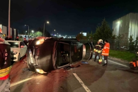 Kontrolden çıkan otomobil park halindeki araçlara çarpıp yan yattı