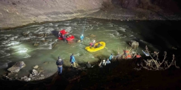 Kontrolden çıkan otomobil Zap Suyu’na uçtu: 1’i ağır yaralı