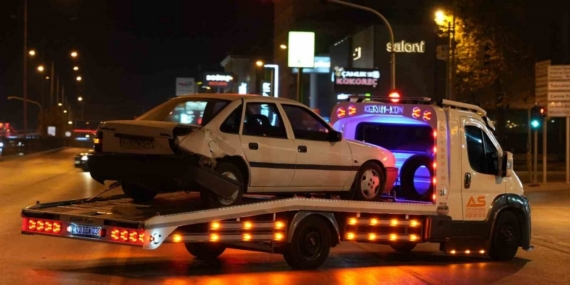 Kontrolden çıkan otomobil zincirleme kazaya neden oldu