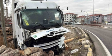 Kontrolden çıkan tır, kereste fabrikasının deposuna girdi