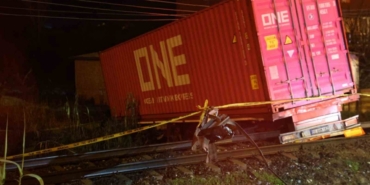 Kontrolden çıkan tırın raylara uçtuğu kazada tren seferleri durduruldu: 1 ölü