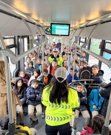 Konya Büyükşehir’in nezaket otobüsü öğrencilere trafik kültürünü aşılıyor