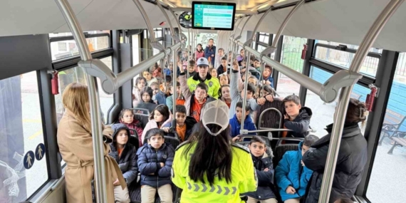 Konya Büyükşehir’in nezaket otobüsü öğrencilere trafik kültürünü aşılıyor