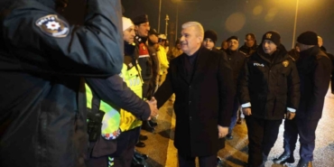 Konya protokolü, sürücülerin ve polislerin yeni yılını kutladı