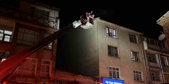 Konya’da 3 katlı binanın çatısında yangın paniği