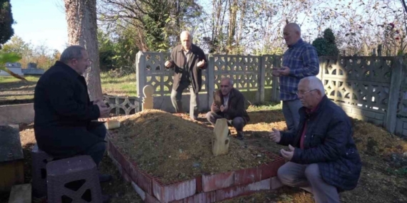 Köpeğin vefası: Sahibinin mezarından ayrılmayan köpek duygulandırdı