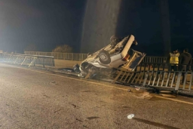 Köprü demirlerine çarpan araç hurdaya döndü: 1 ölü, 3 yaralı