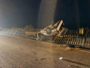 Köprü demirlerine çarpan araç hurdaya döndü: 1 ölü, 3 yaralı