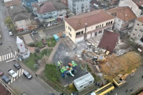 Körfez’de riskli bina yıkıldı