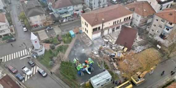 Körfez’de riskli bina yıkıldı