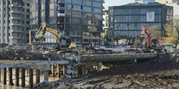 Korozyona uğrayan köprü yıkılıyor