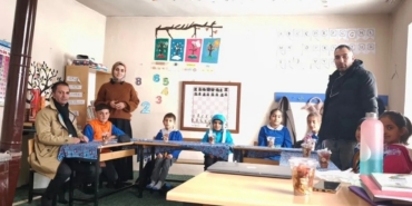 Köy okulu öğrencilerine waffle sürprizi