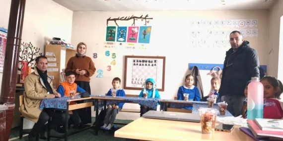 Köy okulu öğrencilerine waffle sürprizi