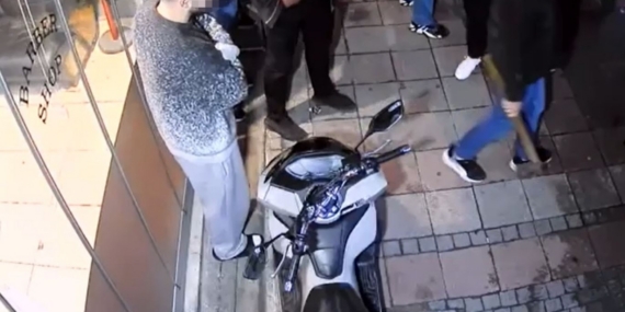 Kuaför dükkanına baltalı saldırı kamerada