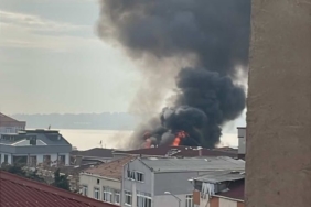 Küçükçekmece’de 4 katlı binanın çatı katından alevler yükseldi: O anlar kamerada