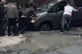 Küçükçekmece’de yağmur sonrası çöken yolda, araçlar çukura düştü