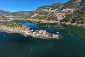 Kuraklık Kıbrıs’a içme suyu sağlayan barajı da vurdu: Su altındaki köy ortaya çıktı