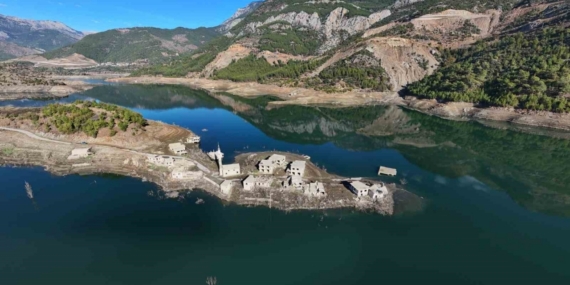 Kuraklık Kıbrıs’a içme suyu sağlayan barajı da vurdu: Su altındaki köy ortaya çıktı