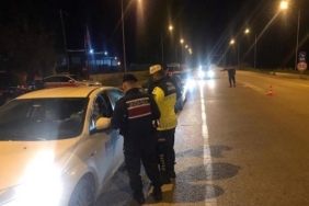 Kurallara uymayan 8 sürücü ve 9 araç trafikten men edildi