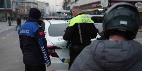 Kurallara uymayan sürücülere 993 TL ceza kesildi