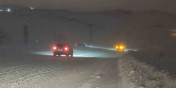 Kurubaş Geçidi’nde tipi etkili oluyor
