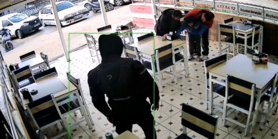 Kurye heimlich manevrasıyla boğulan çocuğu kurtardı: O anlar kamerada