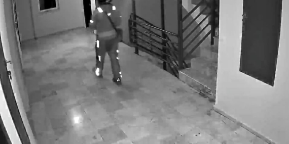 Kurye sipariş getirdiği binaya tuvaletini yaptı