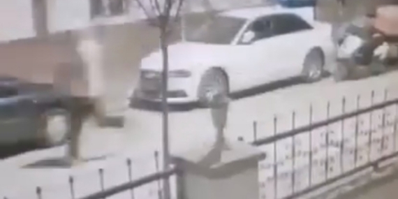 Kuryenin çantasındaki dürümü çalıp koşarak kaçtı