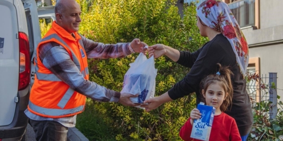 Kuşadası Belediyesi süt dağıtımına devam ediyor