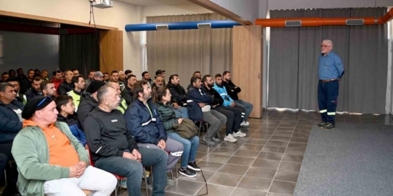 Kuşadası Belediyesi Temizlik İşleri Müdürlüğü personeline ’güvenli sürüş’ eğitimi verildi