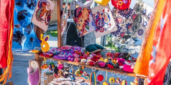 Kuşadası’nda kurulan yılbaşı pazarı rengarenk görünümüyle ilgi odağı oldu