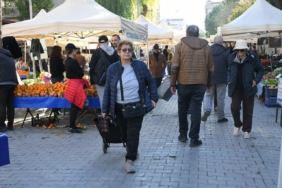 Kuşadası’nda Yerel Üretici Sergisi’nın tezgahları kışa özgü sebze ve meyvelerle doldu