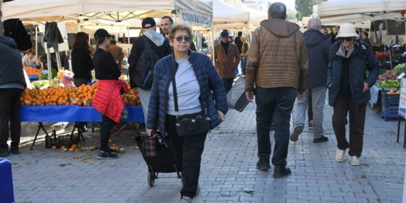 Kuşadası’nda Yerel Üretici Sergisi’nın tezgahları kışa özgü sebze ve meyvelerle doldu