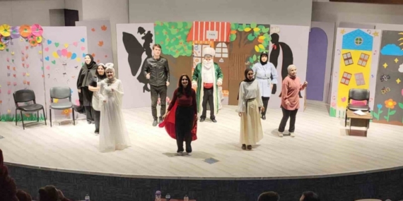 Kütahya’da "Bir Dürüstlük Hikâyesi" adlı çocuk tiyatrosu öğrencilerle buluştu