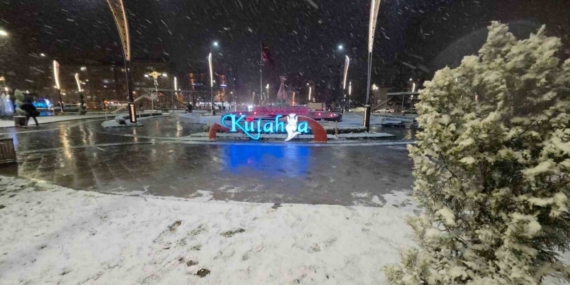 Kütahya’da kar yağışı kenti beyaza bürüdü