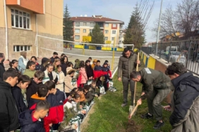 Kütahya’da öğrenciler fidanları toprakla buluşturdu