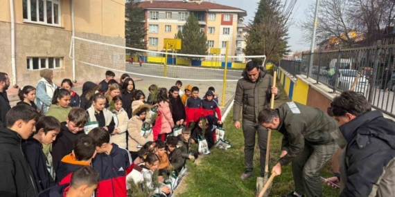 Kütahya’da öğrenciler fidanları toprakla buluşturdu