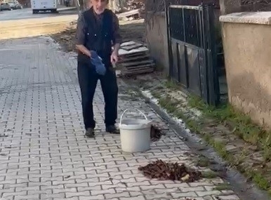 Kütahya’da yaşlı adamdan çevreye örnek temizlik dersi