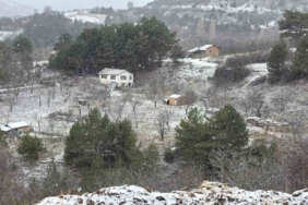 Kütahya’nın yüksek kesimleri mevsimin ilk karıyla beyaza büründü