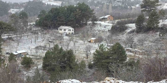 Kütahya’nın yüksek kesimleri mevsimin ilk karıyla beyaza büründü
