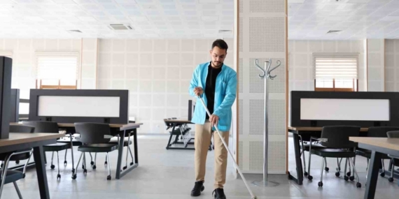 Kütüphanede memur, amfide tıp öğrencisi