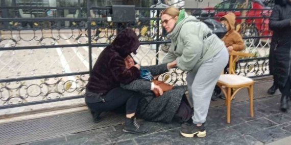 Kuyumcu mağdurlarının eyleminde yaşlı kadın fenalaştı