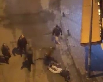 Laf attığı kişiler tarafından böyle darp edildi… Dövmekle yetinmediler, yerde tekmelediler